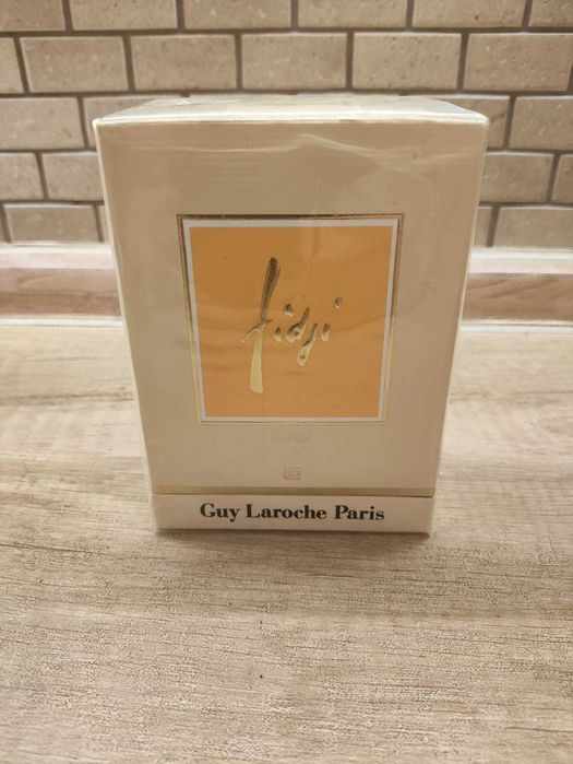 Fidji Guy Laroche Paris