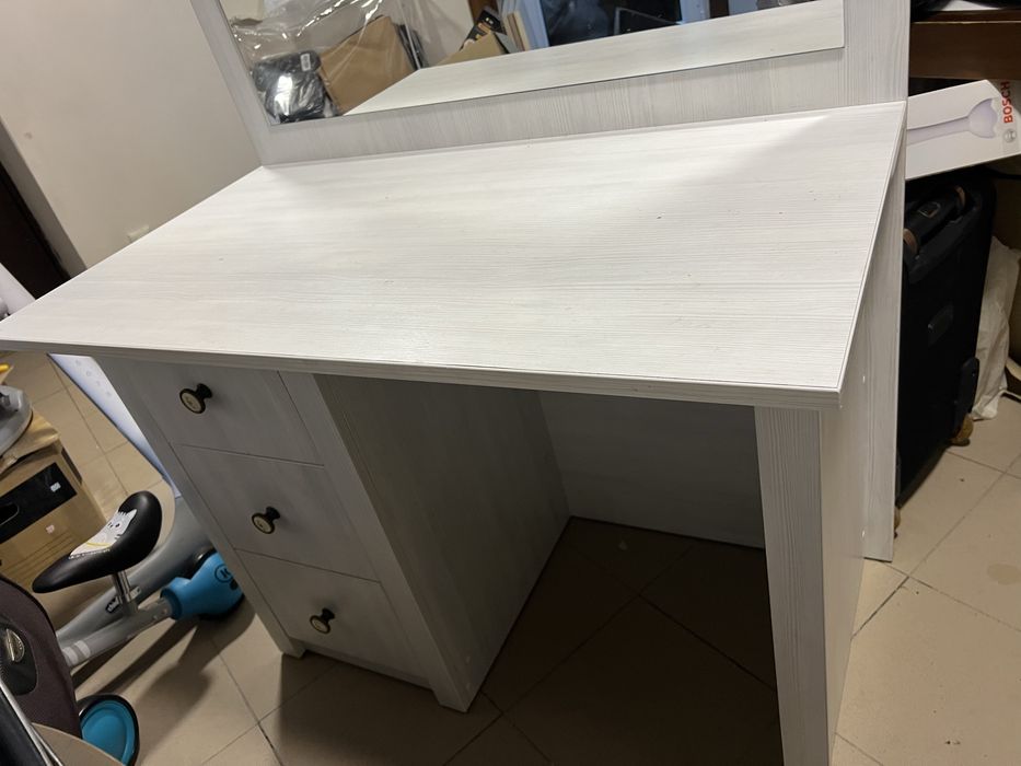 Стіл для макіяжу