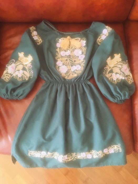 Продам вишите плаття для дівчинки 6-7 років.