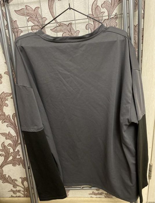 Кофта з принтом очей колір сірий, розмір xxl. стан дуже хороший