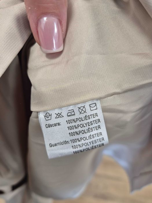 Beżowy długi płaszcz