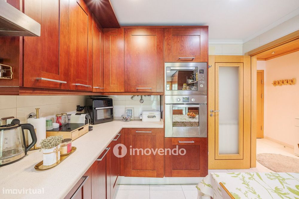 Apartamento T2 moderno, com garagem e varanda enorme, na Malvarosa