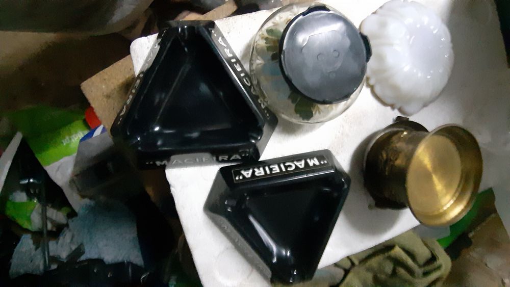 Cinco cinzeiros em bom estado