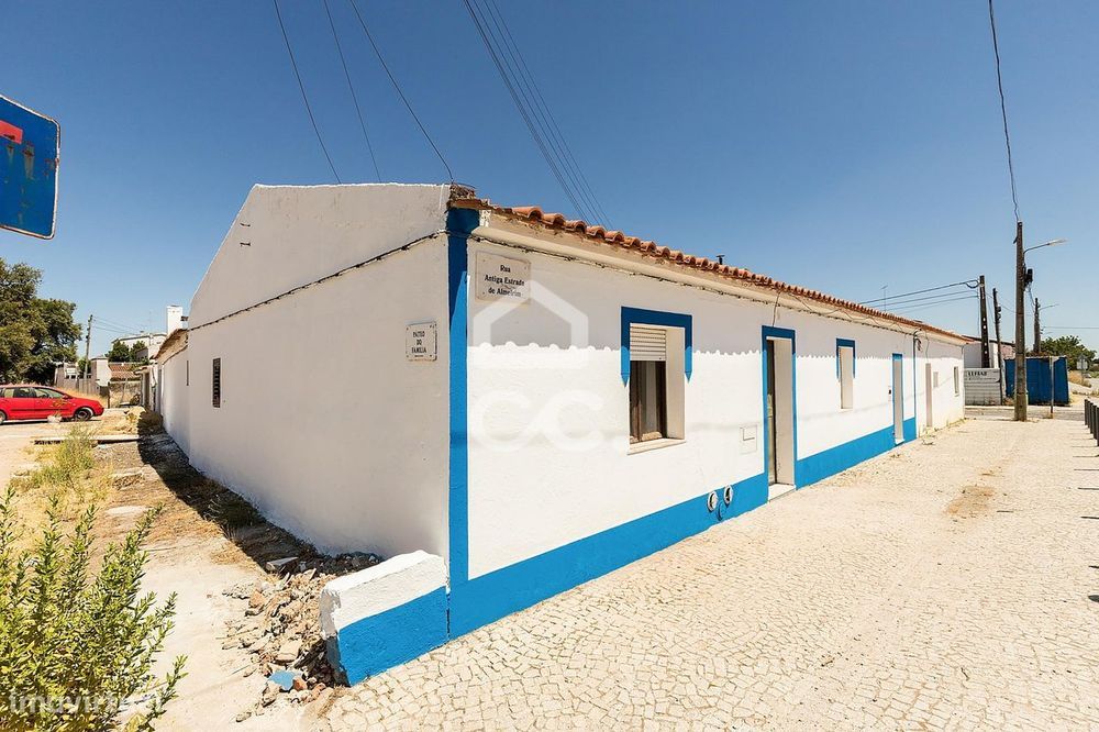 Moradia Térrea de Gaveto T2+1 com Quintal e Garagem | Bairro de Almeir