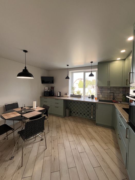 Укопмплектований будинок 260 кв.м з басейном