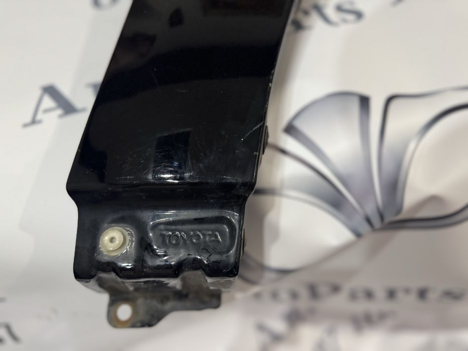 Праве крило TOYOTA Land Cruiser 200 2011 року. Не фарбоване. Розборка.