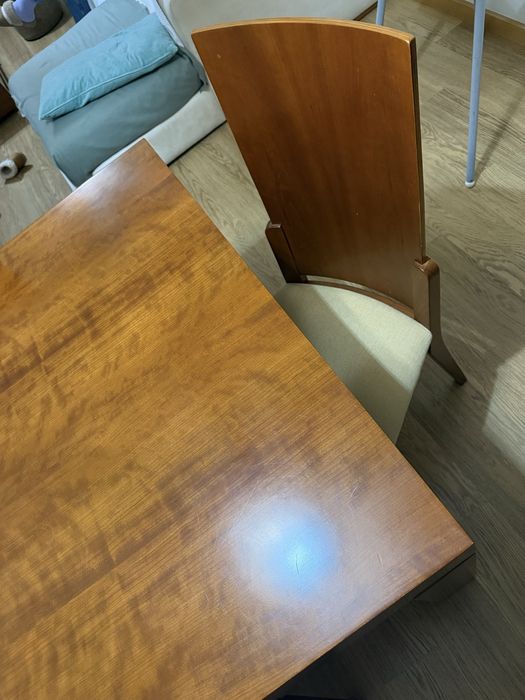 Cadeiras madeira e estufadas