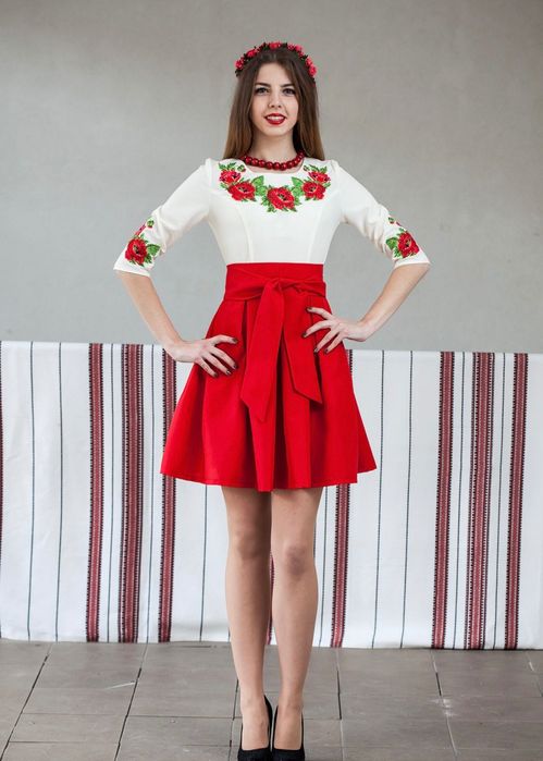 Вишите плаття червоні троянди