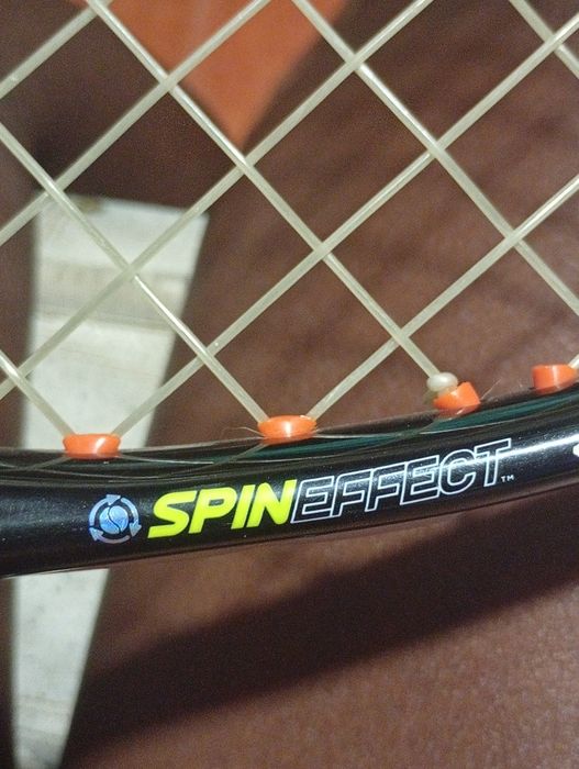 raquete de ténis é uma Wilson Blade V7, reconhecível pelo seu design