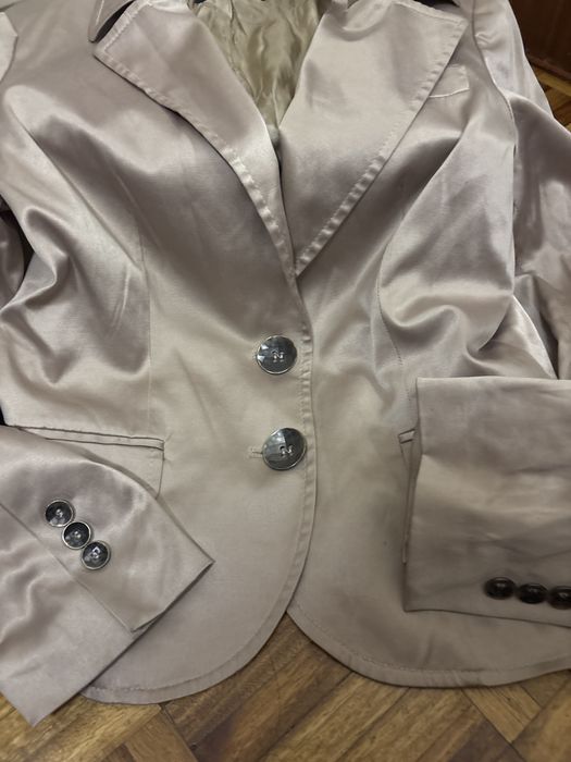 Blazer cintado em cetim bege Lanidor