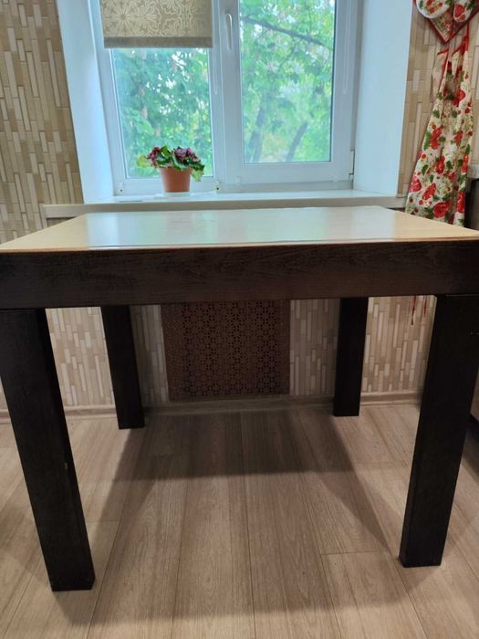 Продам раздвижной кухонный стол c 2 стульями