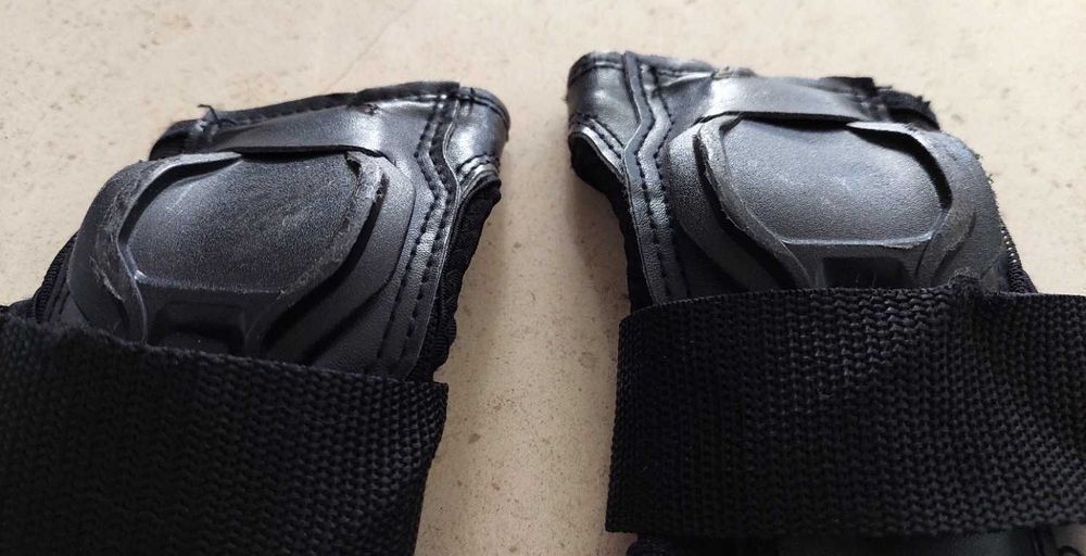 Par de Proteções de skate/ trotinete/ patins Decathlon em ótimo estado