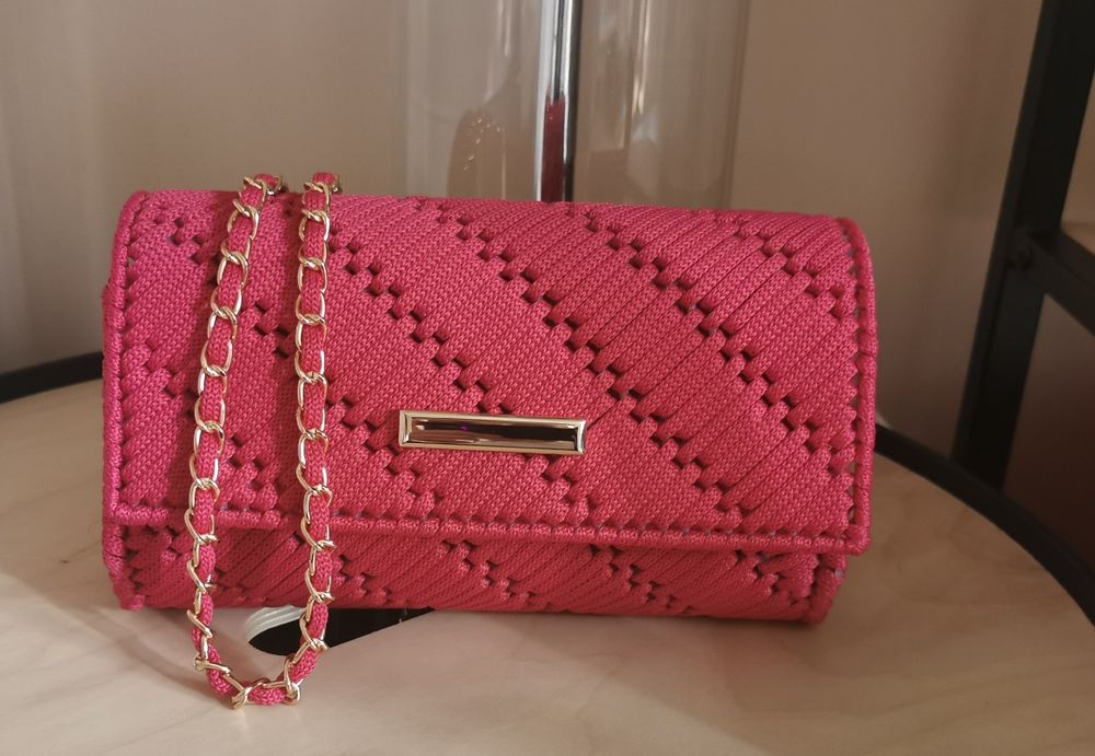 Malinowa kopertówka na kanwie ręcznie robiona