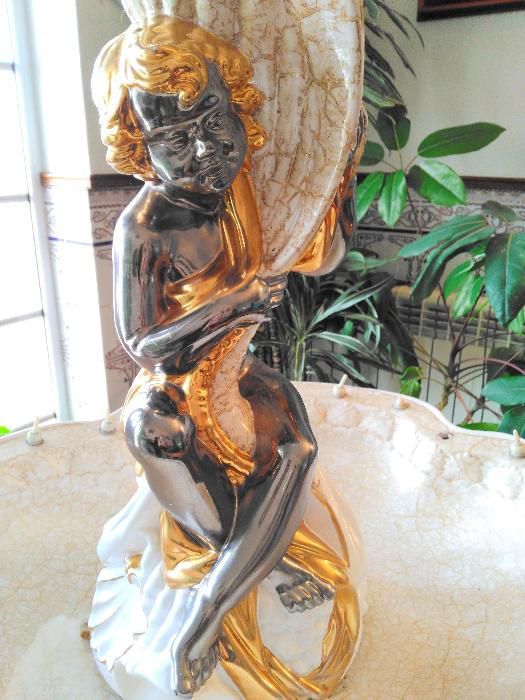 Fonte interior em louça com candeeiro