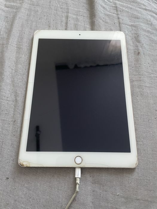 Планшет apple ipad air 2 справний все працює. Стан на фото. Можна на запчастини