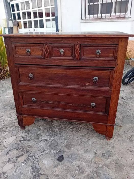 Cómoda em madeira