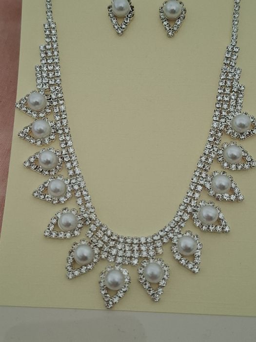Conjunto de colar e brincos brihantes e pérolas 
Novo