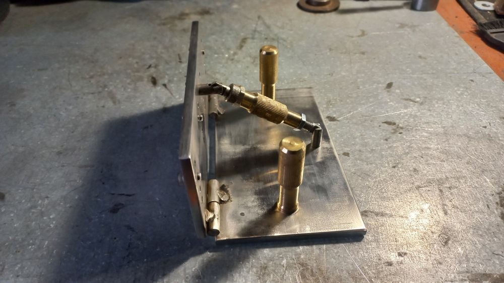 Пристрій для виготовлення спусків для ножів.