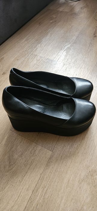 Туфлі на танкетці шкіряні