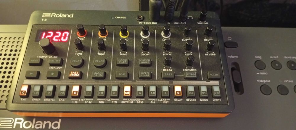Sintetizador Roland Aira S1 + Roland Aira T8 drum machine
