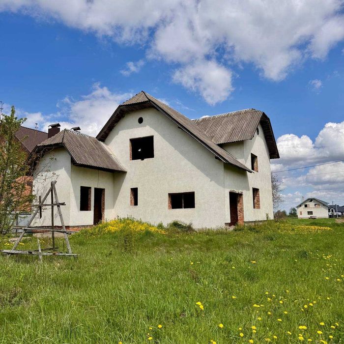 продаж велика земельна ділянка з коробкою будинку. дуже гарне місце.