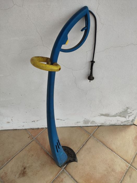 Corta relva elétrico aparador.