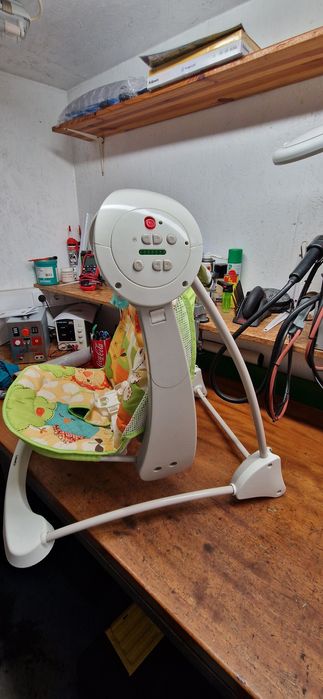 Cadeira baloiço com música.