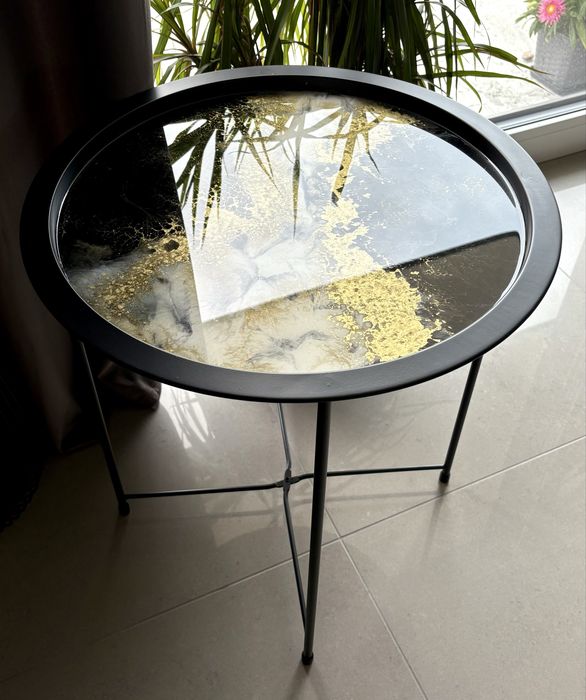 Stolik zalany żywicą