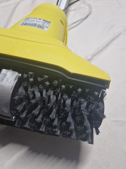 limpador de pátios elétrico Kärcher PCL 4.  Ideal para tirar verdete