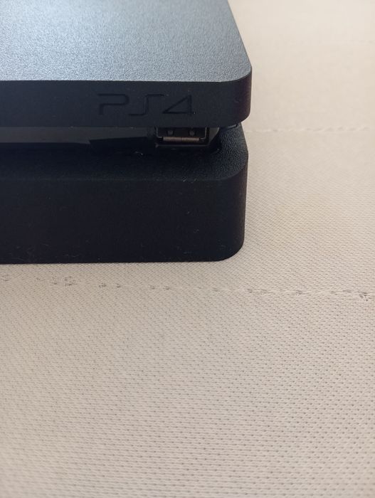 PS4 Slim 500gb, 5 jogos incluídos no preço. Cabos incluídos.PREÇO NEGOCIÁVEL. Excelente estado