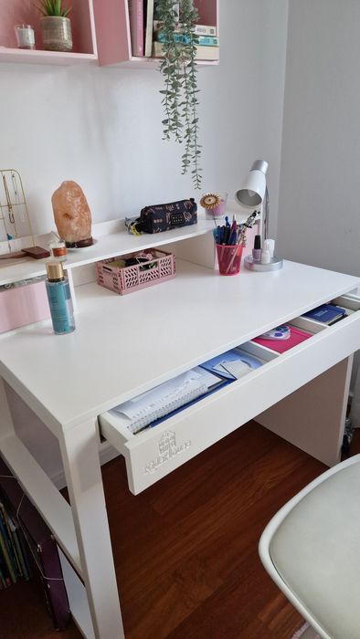 Secretária + cadeira e decoração de parede