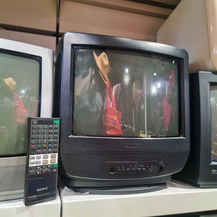 TV Sony Trinitron KV-M1440E– CRT 14’’ – Comando Original– Retro Gaming