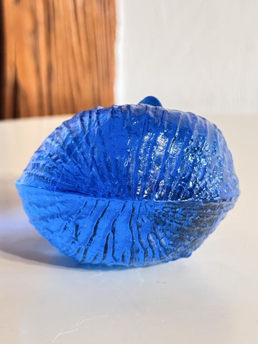 Niebieska szklana figurka troll Bergdala Szwecja vintage