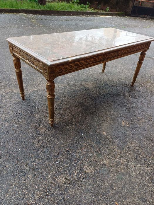 Mesa de centro, com tampo em pedra