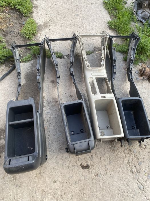 Toyota Avensis T25 консоль центральная, підлокотник, пластик ручника