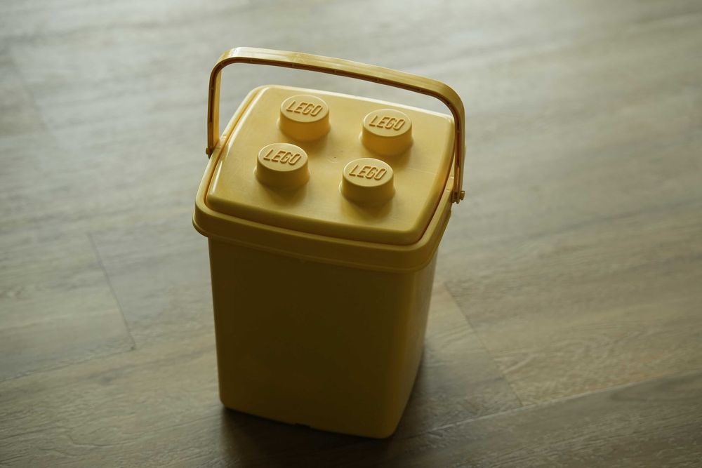 Balde cheio de peças Lego Duplo