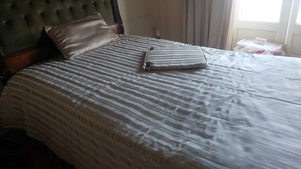 Cortinados, colcha e almofadas em shantung de seda+varão metal dourado