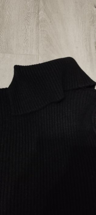 Elegancki dopasowany sweter falbanki  golf kołnierz broszka prążki