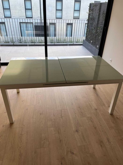Mesa exterior em alumínio branco e vidro