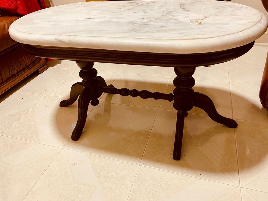 Mesa de centro em madeira e tampo em mármore branco