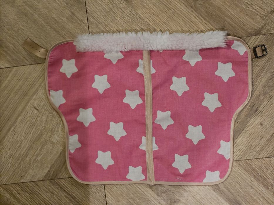 Derka A3 Różowa i derka czarna gwiazdki  z futrem autorstwa kht.shelvy