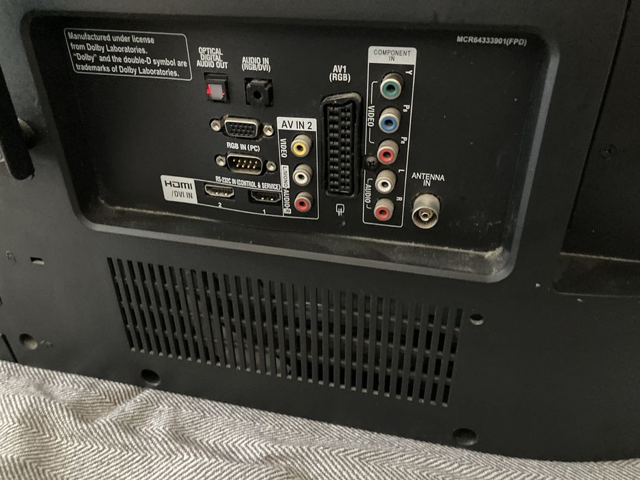Televisao lg com apoio de parede