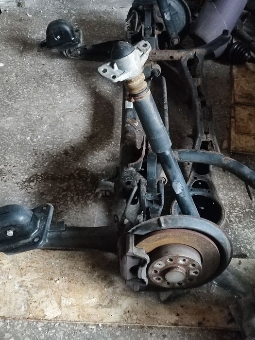 Задняя балка Октавия А5 универсал (комплект)