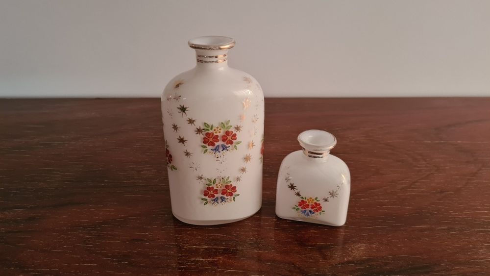 2 frascos vidro opalino N.F.V.