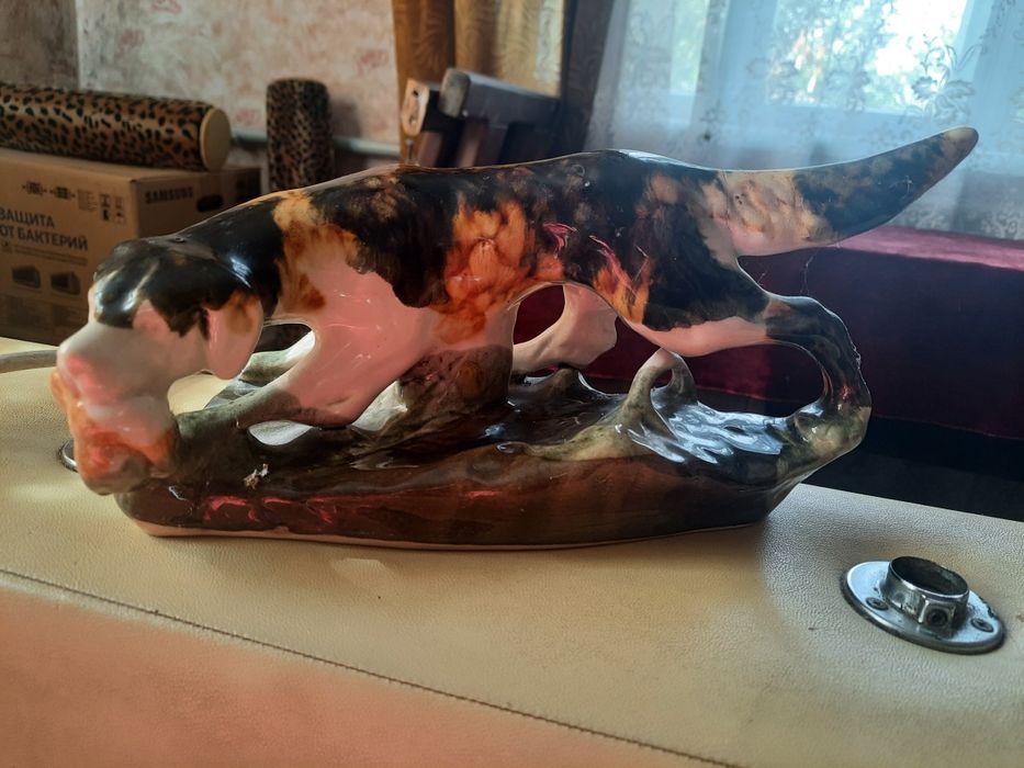 Фарфорова статуетка