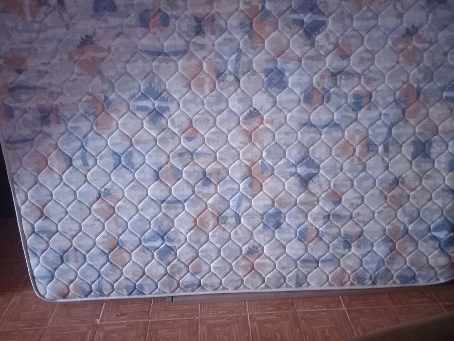 Cama de casal castanha