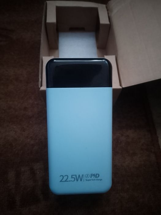 Гарний павербанк голубого кольору