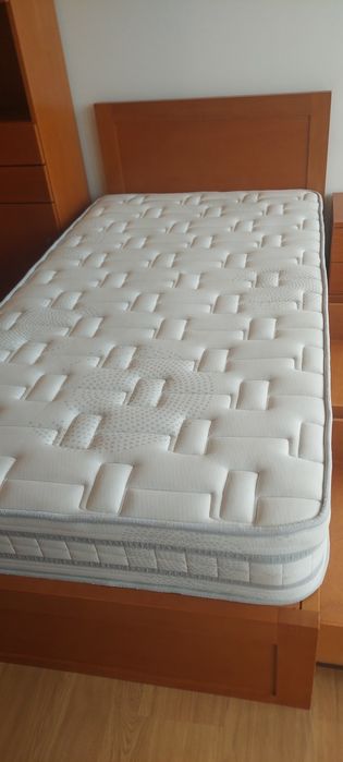 Cama de solteiro com mesa de cabeceira