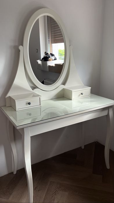 Toaletka IKEA z dużym lustrem – biała
