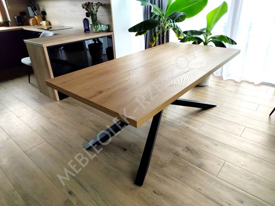 Duży nowy stół na metalowej podstawie pająk rozkładany